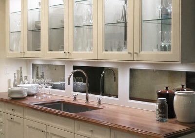 Backsplash with mirror panels